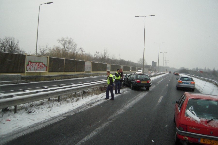 Ongeval door sneeuw A44 18,5 Leiden